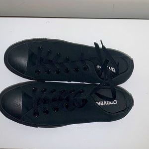 Black converse.
